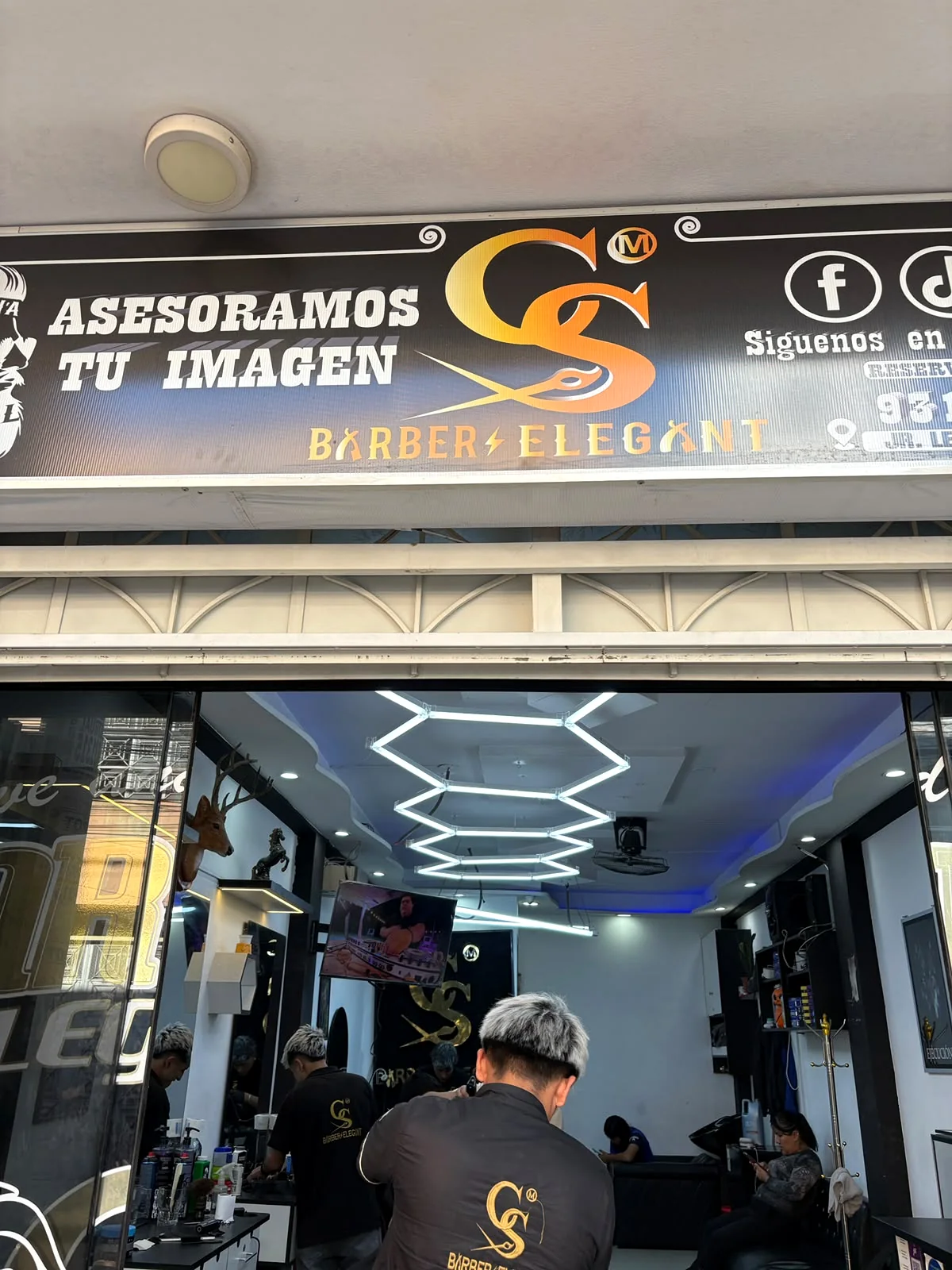 CS Barber Elegant Sede Leoncio Prado - interior