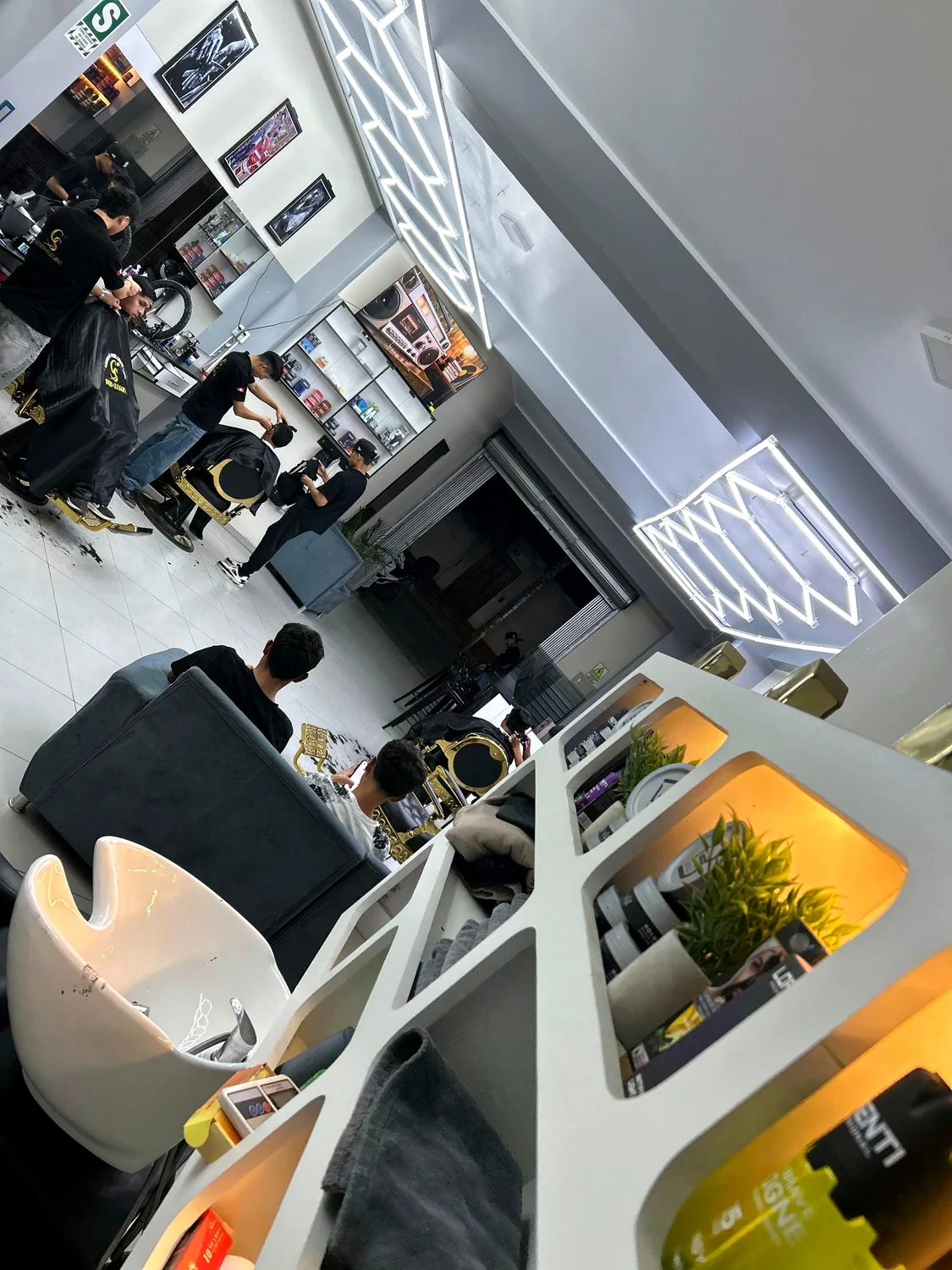 CS Barber Elegant Sede Real Plaza - interior